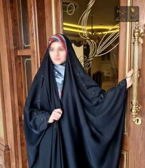 تصویر چادر عبایی نیلو | طراحی خاص و شیک با طرح جواهر و ربان‌دوزی‌های ظریف 