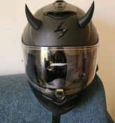 تصویر شاخ کوتاه کلاه کاسکت مدل شیطانی رنگ مشکی short horn Helmet Model Satanic color black