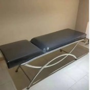 تصویر تخت معاینه پایه هلالی سر شکن examination bed with crescent head