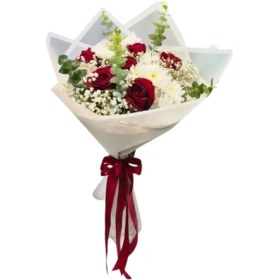 تصویر دسته گل رز قرمز لوکس با روبان قرمز 