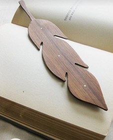 تصویر بوک مارک چوبی طرح پر Wooden bookmark with feather design