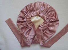 تصویر کلاه خواب بنددار ساتن دو رو صورتی و آبی 