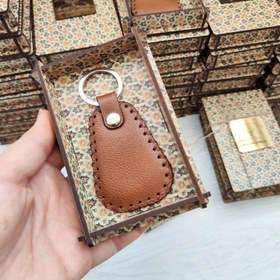 تصویر جاکلیدی چرم طبیعی دستدوز سیلقا (کد ۴۰۳) همراه با جعبه ی چوبی Silga handmade natural leather key chain(code 403) with wooden box