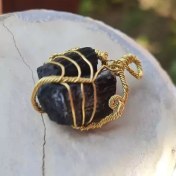 تصویر آویز تورمالین سیاه وبرنزی 