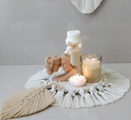 تصویر ست دکوری جلو مبلی با رانر مکرومه بافی و شمع ژورنالی رومئو و ژولیت 