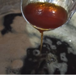 تصویر شیره انگور کشمش محصول ۱۴۰۴ تهیه شده از بهترین انگور سفید مراغه وزن بسته یک کیلوگرم 