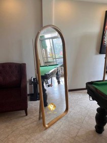 تصویر آینه قدی مدل آماندا ابعاد ۷۰ * ۱۷۰ با پایه چوبی 