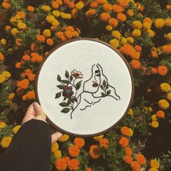 تصویر دیوارکوب گلدوزی نیم رخ 