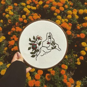 تصویر دیوارکوب گلدوزی نیم رخ 