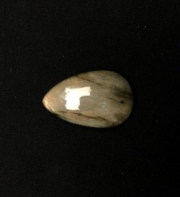 تصویر نگین لابرادوریت تراش اشکی با پدیده لابرادورنسی طلایی Labradorite