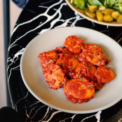 تصویر خوراک کوکتل با سس گوجه 