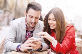 تصویر عکس با کیفیت زن با پالتوی قرمز در کنار مرد 