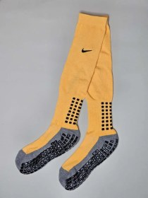 تصویر جوراب استپدار فوتبالی بلند کیفیت مستر خارجی رنگ پرتغالی 