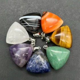 تصویر پلاک مثلثی با تنوع سنگ Triangular plaque with a variety of stones