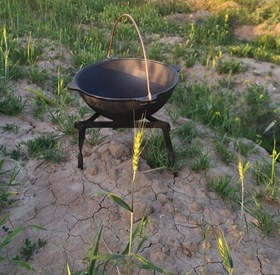 تصویر قازن ۸لیتری چدنی به همراه دسته و سه پایه سرخپوستی مناسب برای درمان کمبود آهن بدن 