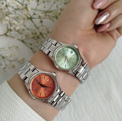 تصویر ساعت مچی کاسیو زنانه و دخترانه با صفحه گرد و بند استیل 