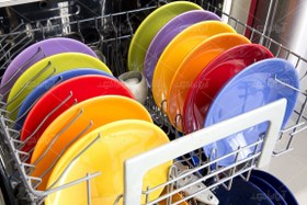 تصویر عکس با کیفیت ظروف رنگی داخل ماشین ظرفشویی 