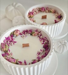 تصویر شمع سفید با گل خشک در ظرف سفالی 