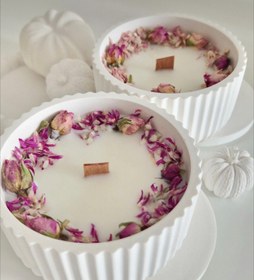 تصویر شمع سفید با گل خشک در ظرف سفالی 