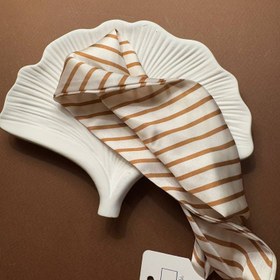 تصویر بند عینک ساتن سفید با خط های قهوه ای 