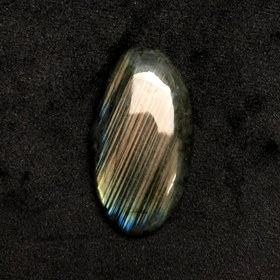 تصویر نگین لابرادوریت تراش بیضی با لابرادورنسی لیزری هفت رنگ باکیفیت Labradorite