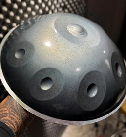 تصویر هنگدرام ر مینور فولاد بلک اکساید ۹ نت طرح دار الیت هندپن D kurd 9 black oxide elite handpan