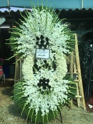 تصویر تاج گل ترحیم درباری مسجد الرضا / گلایل و آنتریوم هلندی روی پایه مقاوم فلزی در ارتفاع ۲.۵ متری Royal funeral wreath for Al-Reza Mosque / Gladiolus and Dutch anthurium on a sturdy metal base at a height of 2.5 meters