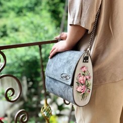 تصویر کیف رودوشی طرح گل چرم طبیعی اشبالت رنگ طوسی 