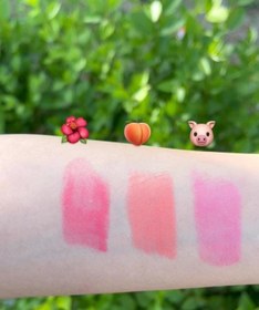 تصویر رژگونه استیکی Aozy کرمی مات با ماندگاری بالا 