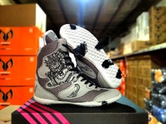 تصویر کفش بوکس طرح اژدها رنگ طوسی 