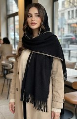 تصویر شال بافت ساده مشکی دوردوزی شده - لطیف و گرم مناسب روزهای سرد زمستانی 