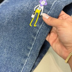 تصویر شلوار جین استیکر برجسته 
