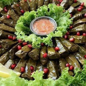 تصویر دلمه برگ مو مجلسی و پذیرایی با دورچین مخصوص 