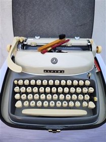 تصویر ماشین تایپ قدیمی آلمانی در حد نو بسیار خاص 