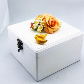 تصویر جعبه تی بگ چوبی دستساز گالری عزیزی طرح گل و پرنده مدل GZ98679 - سفید 