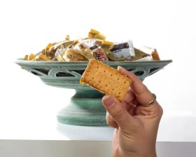 تصویر حلوا پذیرایی بیسکویتی Biscuit Halva – Premium Dessert for Serving (1 kg)