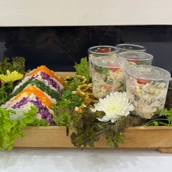 تصویر سینی فینگر فود کیک مرغ، توپک سیب زمینی، تارت کشک بادمجان و شات سالاد ماکارونی (پس کرایه) 