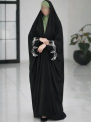 تصویر چادر آستین‌دار یاسمین سوگل | شکوه هنر ایرانی در قالبی مدرن و فاخر 