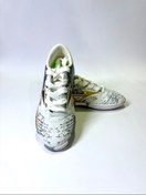 تصویر کفش فوتسال Mizuno مدل Graphic White-Gold با زیره طرح‌دار و رویه گرافیکی - 33 Mizuno Graphic White-Gold Futsal Shoes