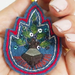 تصویر گوشواره و سنجاق سینه سوزن دوزی کد 03 