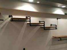 تصویر شلف سه طبقه اهنی و چوبی دیواری لوله آب 