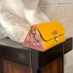 تصویر کیف رودوشی طرح گنجشک چرم طبیعی رنگ زرد 