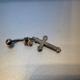 تصویر پرسینگ ناف طرح صلیب 