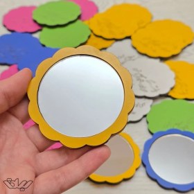 تصویر آینه چوبی رنگی هدیه روز دختر 