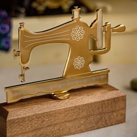 تصویر تندیس چرخ خیاطی 