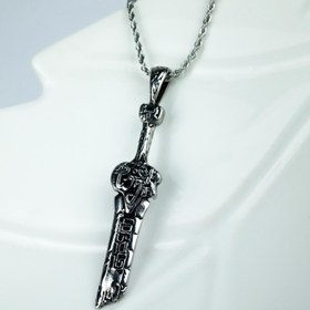 تصویر گردنبند شمشیر شکسته مانگا 