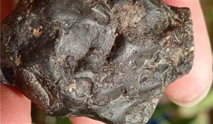 تصویر شهابسنگ کمیاب بافت شیشه شبیه ابسیدین دارد 