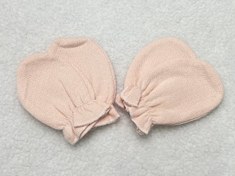 تصویر دستکش نوزادی دخترانه رنگ صورتی طرح رافائلا نیلی nili 