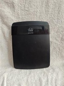 تصویر روتر لینکسیس Linksys E1500 با اداپتور سالم 