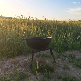 تصویر قازن ۸لیتری چدنی به همراه دسته و سه پایه سرخپوستی مناسب برای درمان کمبود آهن بدن 